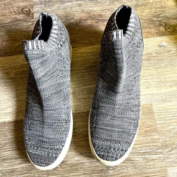 Shoes - Picture 2 of 3